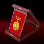 2015年10月訂做　安康市委優(yōu)秀共產(chǎn)黨員榮譽勛章獎章證章制作